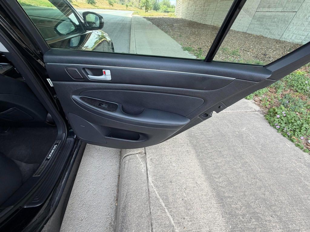 2014 Hyundai Genesis Image 16