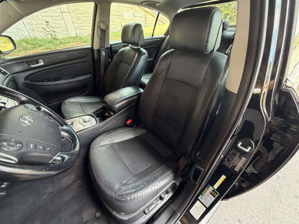 2014 Hyundai Genesis Image 22