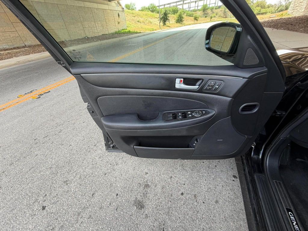 2014 Hyundai Genesis Image 24