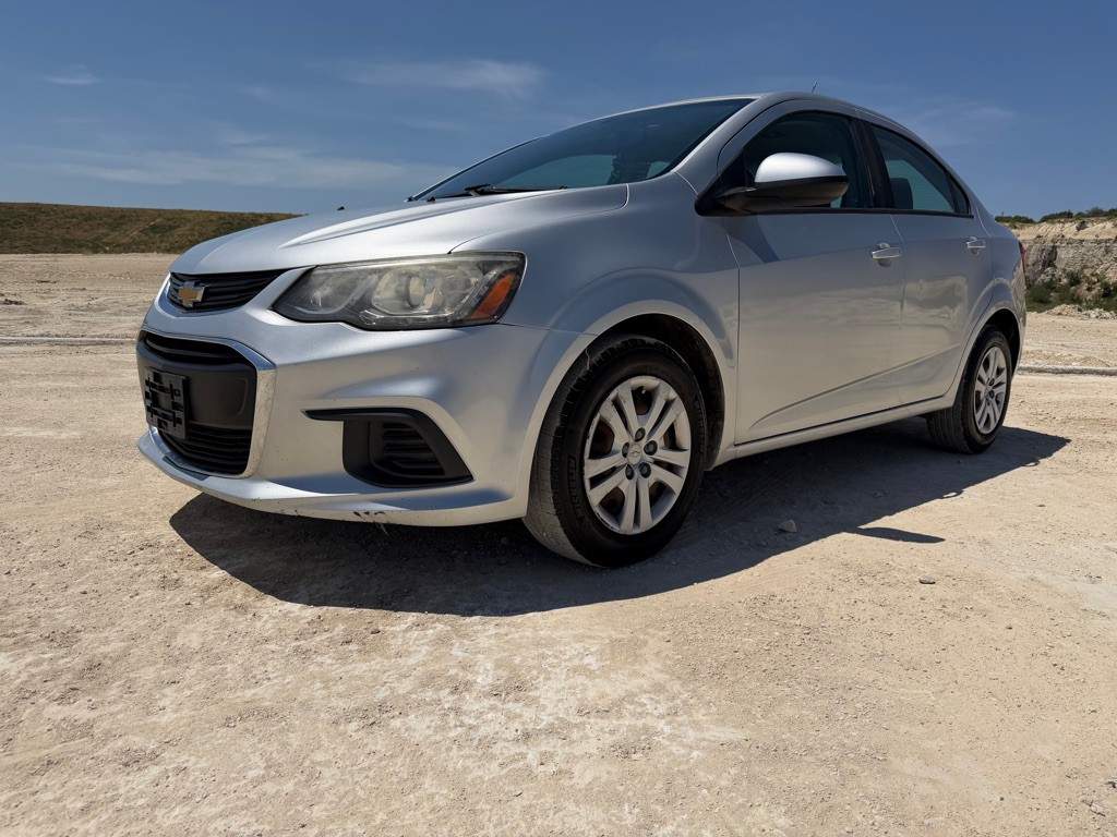 2017 Chevrolet Sonic Image 2