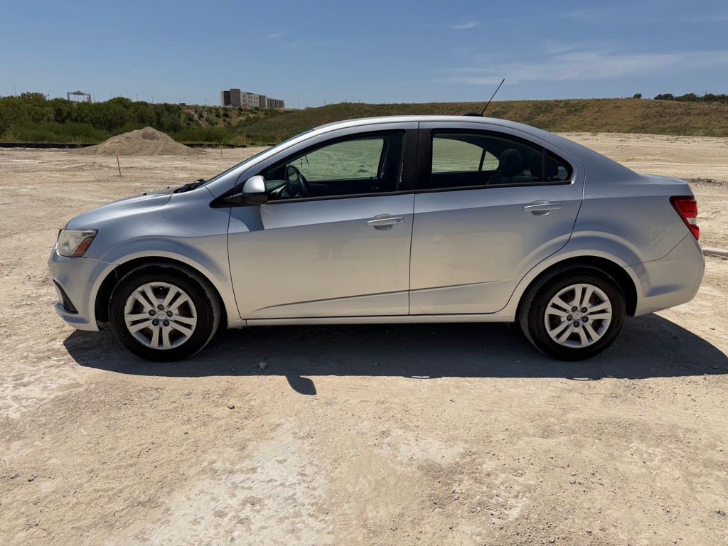 2017 Chevrolet Sonic Image 3