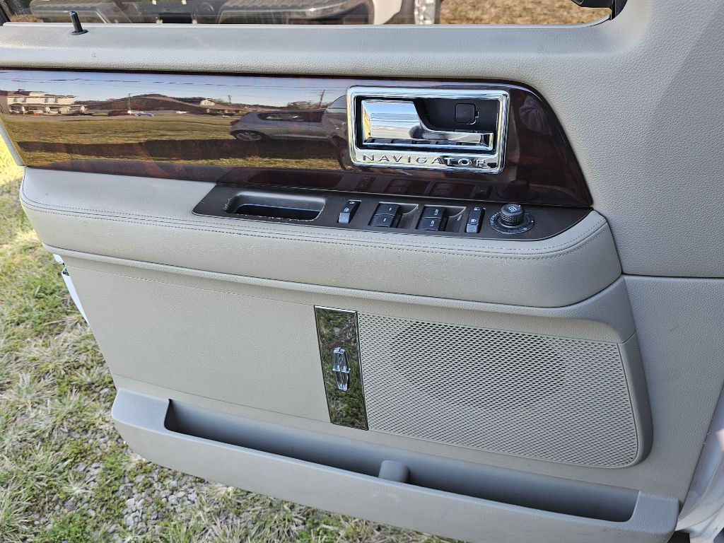 2011 Lincoln Navigator Image 6