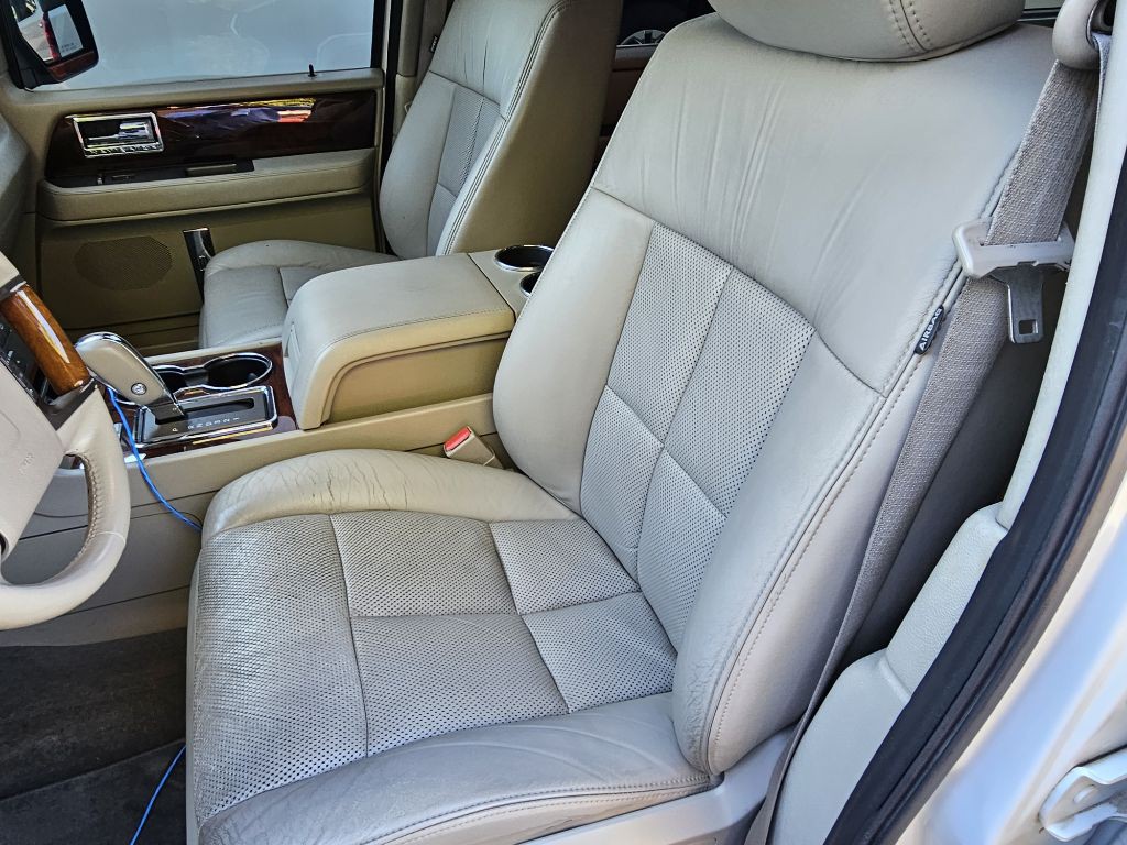 2011 Lincoln Navigator Image 8