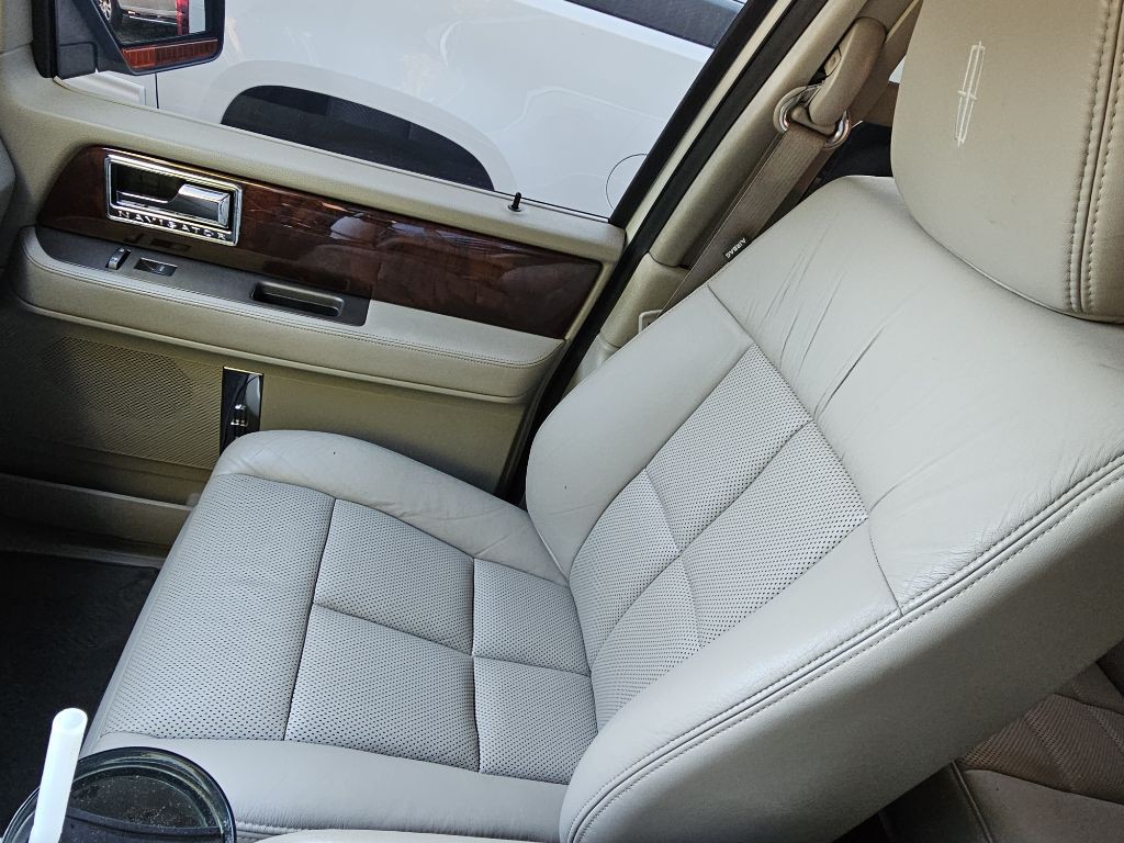 2011 Lincoln Navigator Image 9