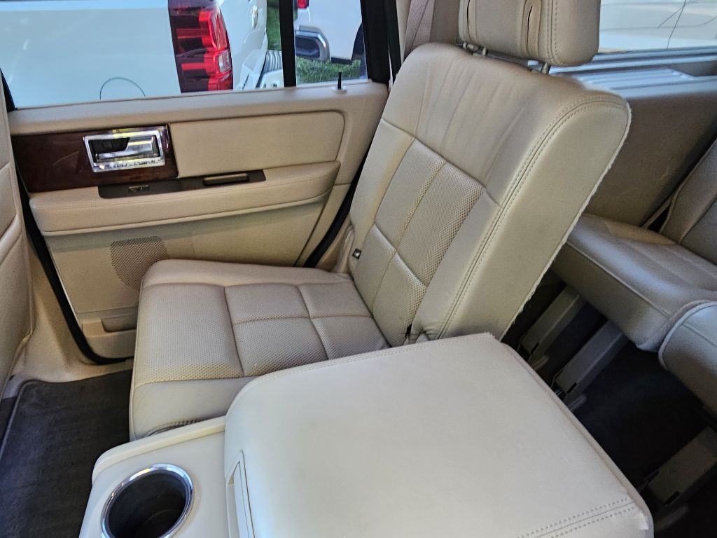 2011 Lincoln Navigator Image 10