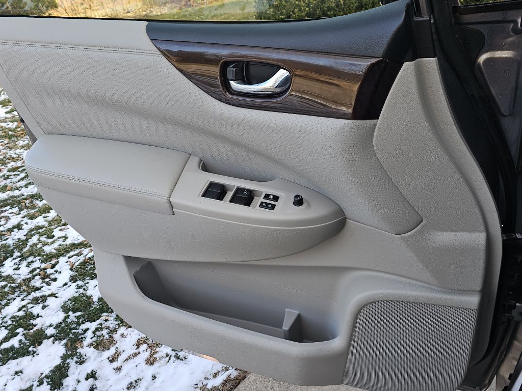 2015 Nissan Quest Image 13
