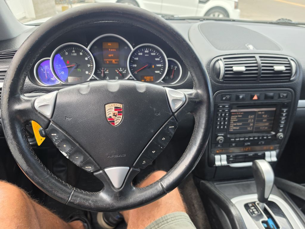 2004 Porsche Cayenne Image 10