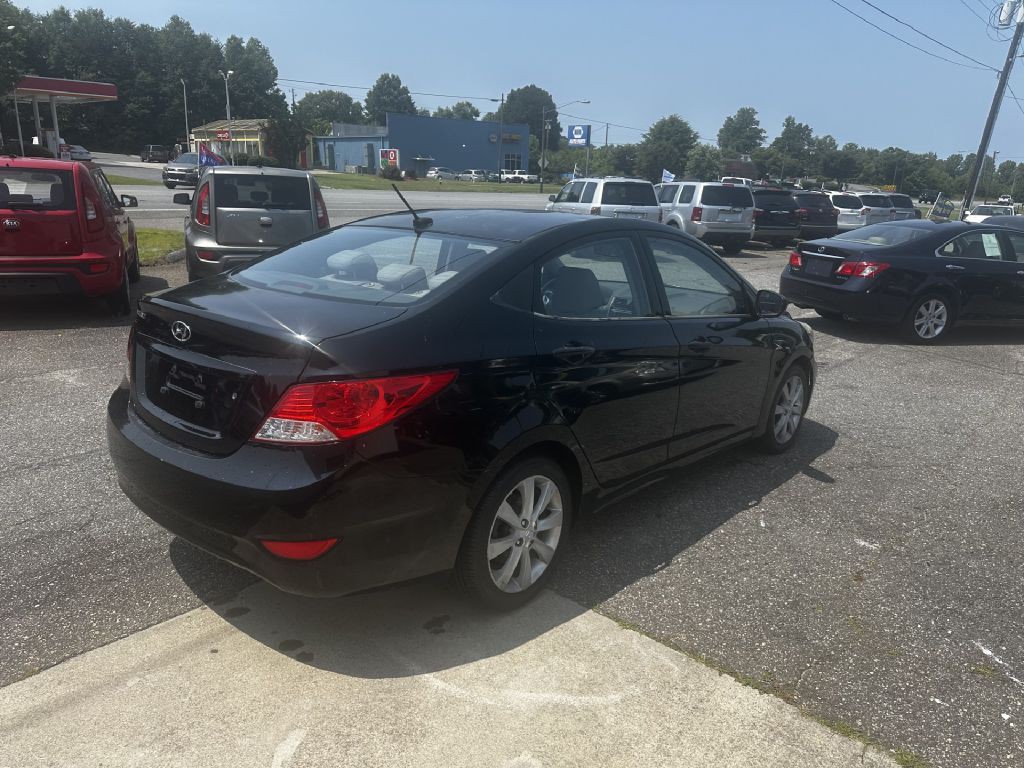 2012 Hyundai Accent Image 3
