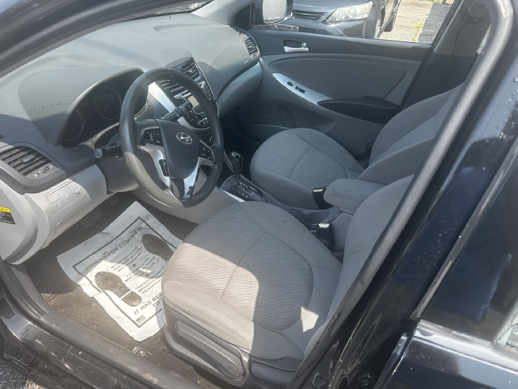 2012 Hyundai Accent Image 4