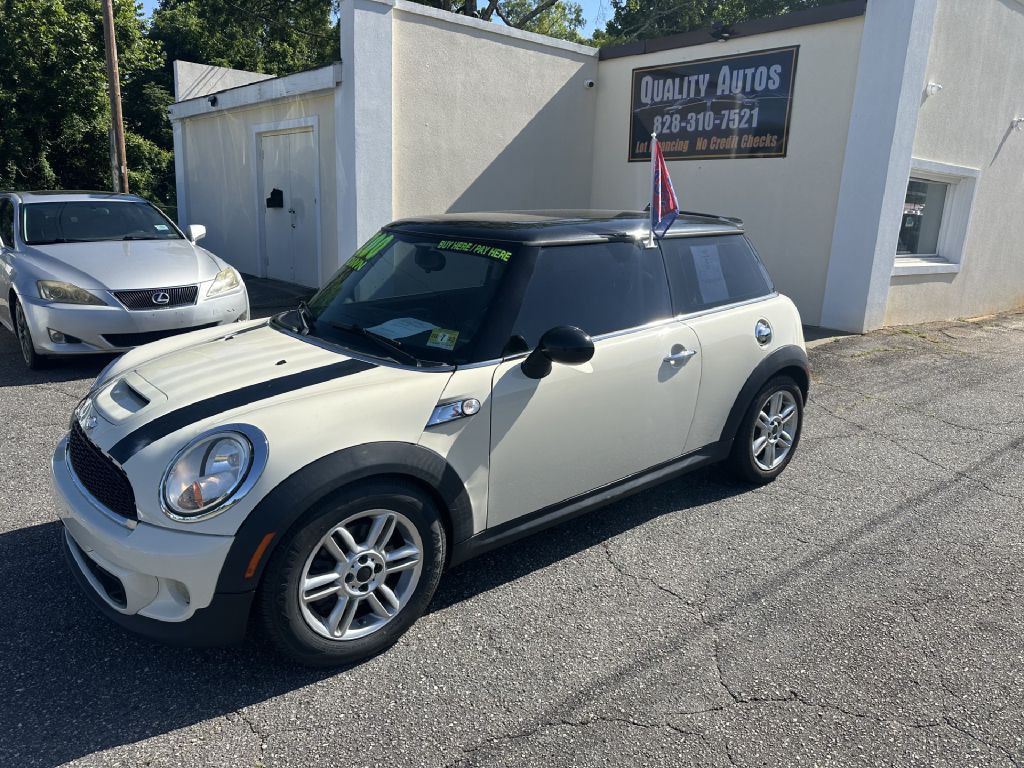 2011 MINI Cooper Image 2