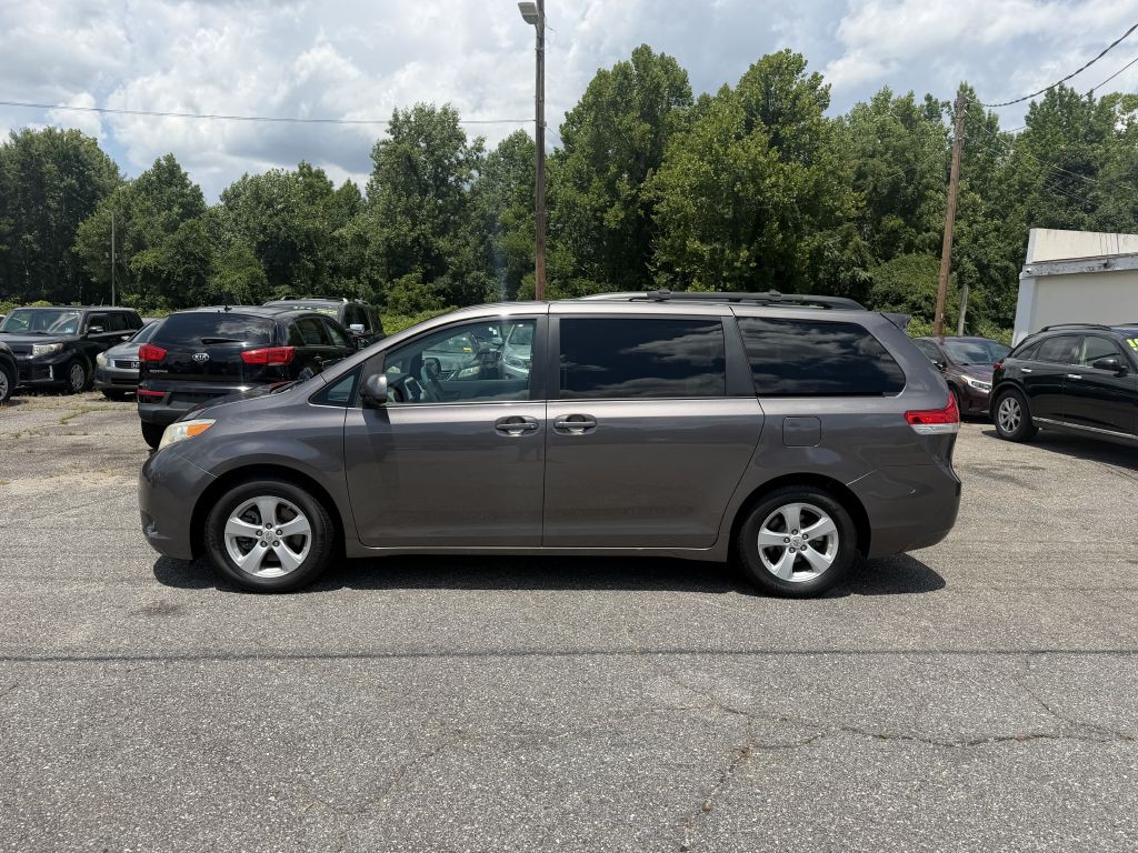 2012 Toyota Sienna Image 1