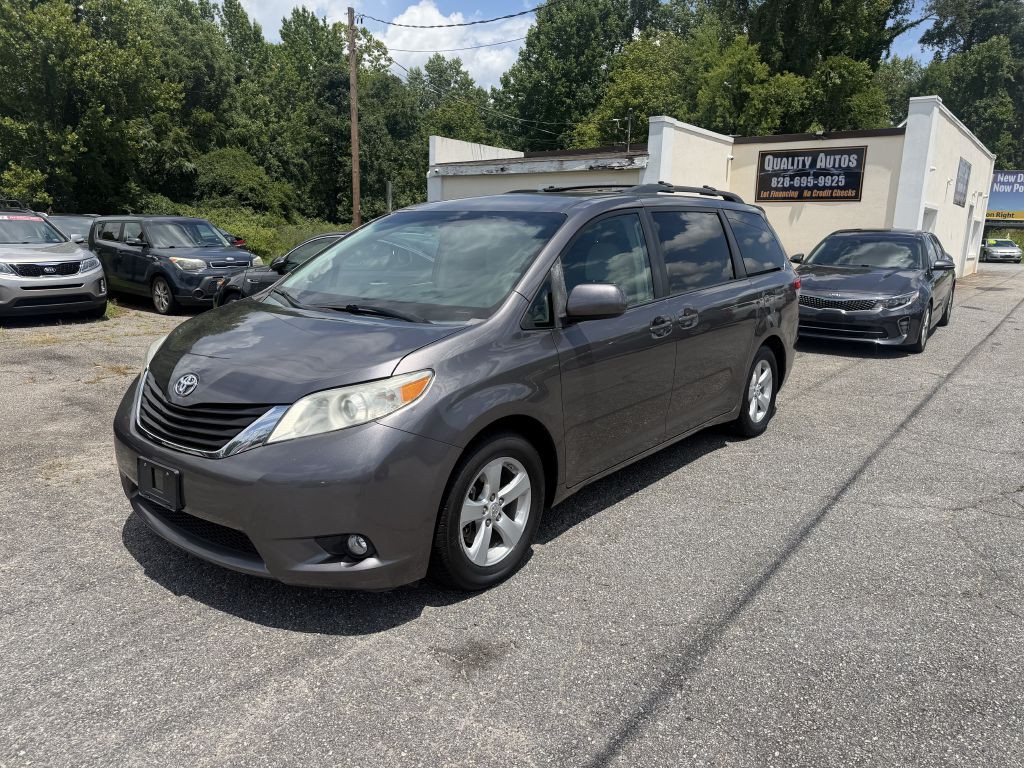 2012 Toyota Sienna Image 2