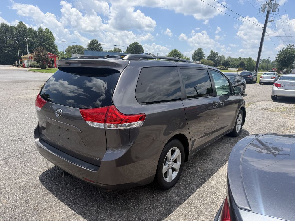 2012 Toyota Sienna Image 3