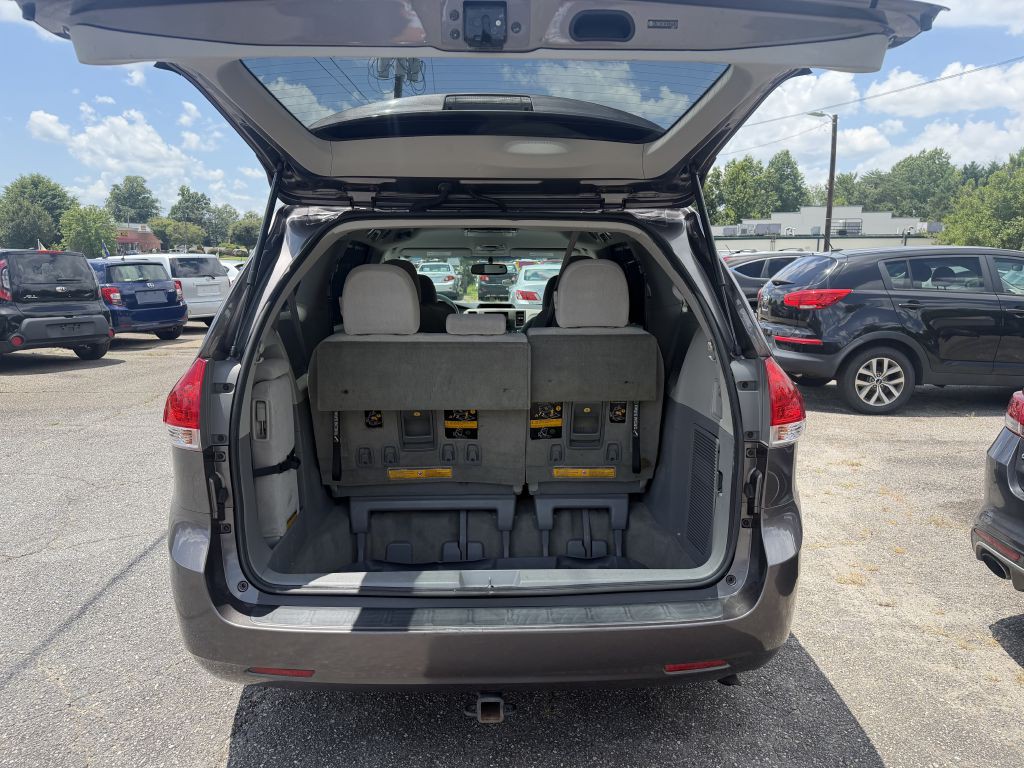 2012 Toyota Sienna Image 5