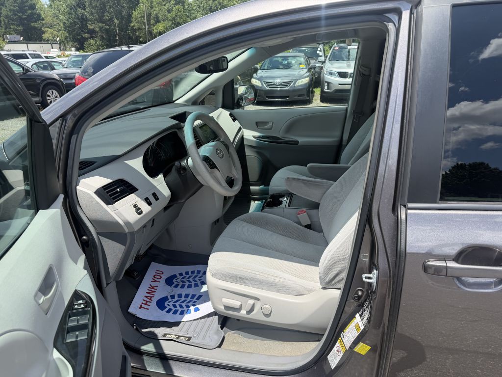 2012 Toyota Sienna Image 6