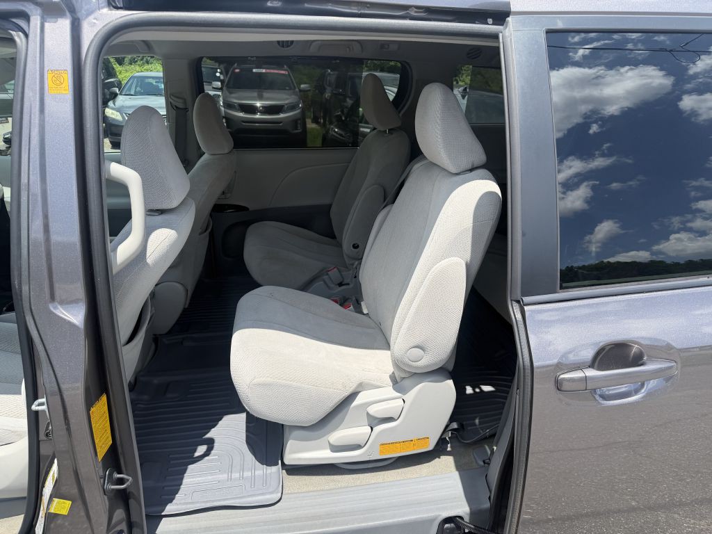 2012 Toyota Sienna Image 7