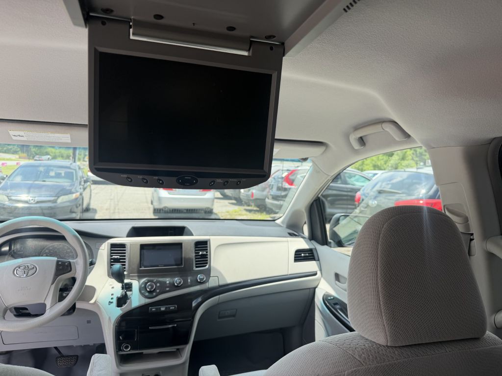 2012 Toyota Sienna Image 8