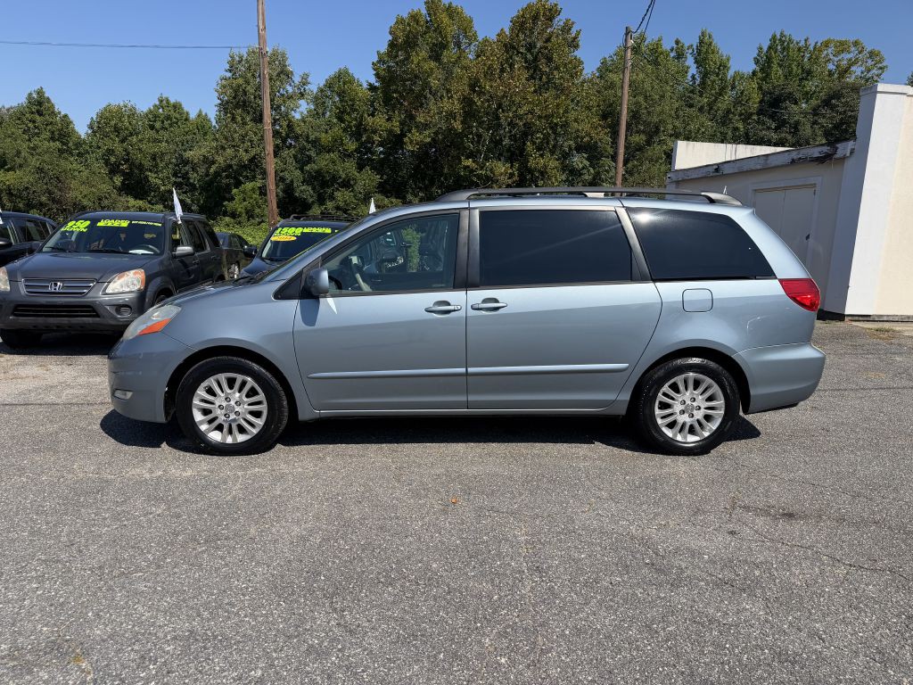 2010 Toyota Sienna Image 1