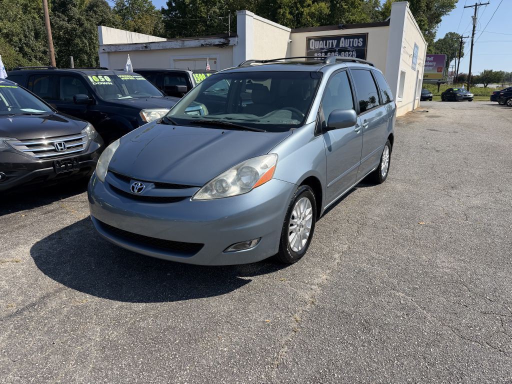 2010 Toyota Sienna Image 2