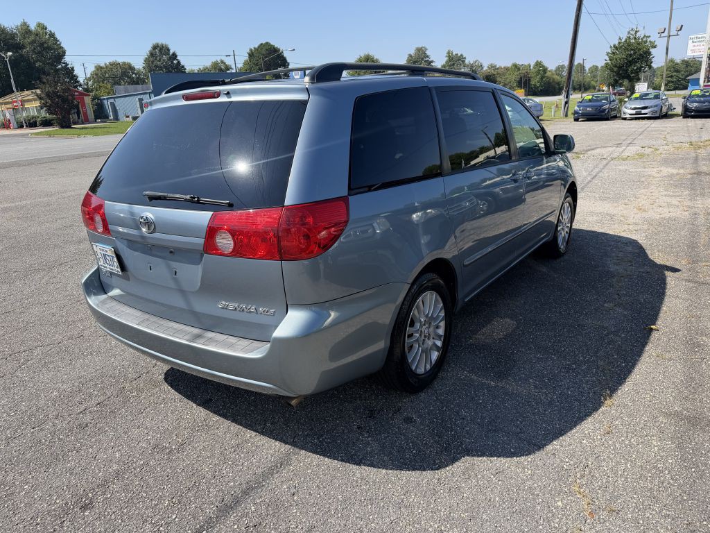 2010 Toyota Sienna Image 3
