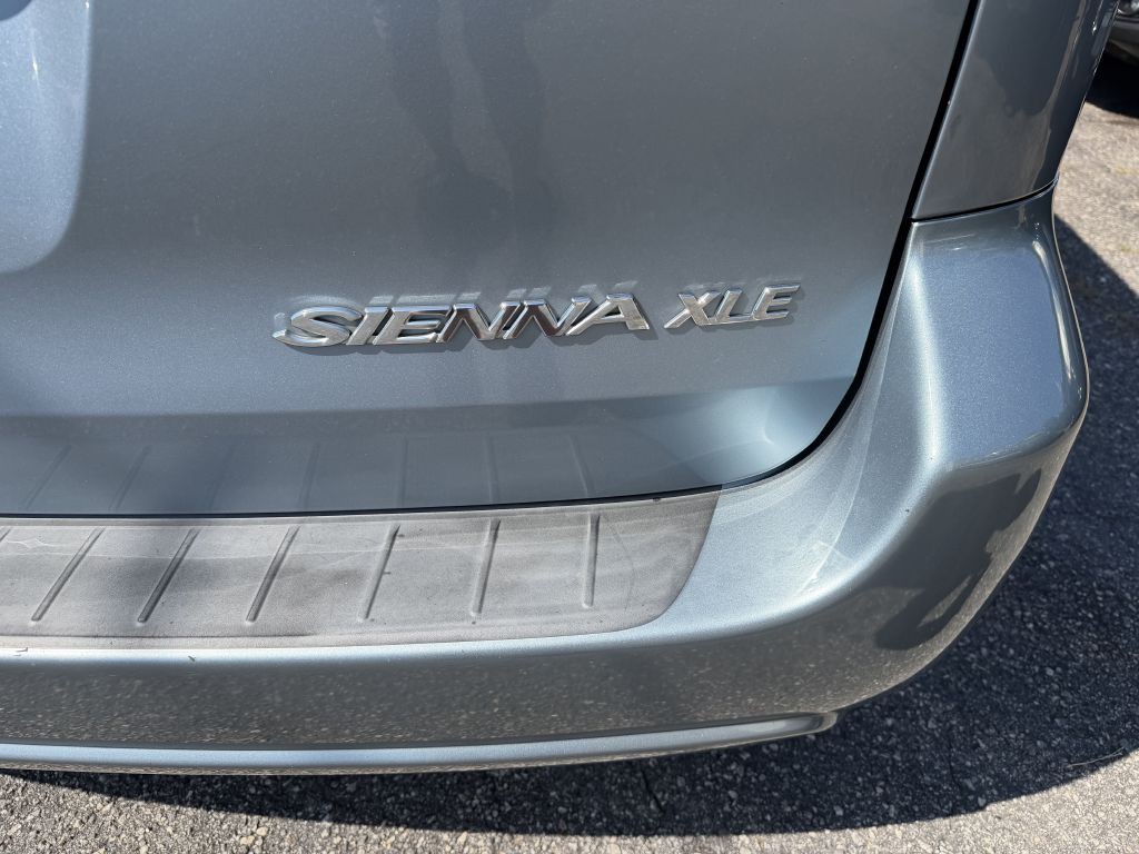 2010 Toyota Sienna Image 4