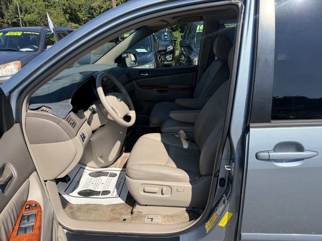 2010 Toyota Sienna Image 6