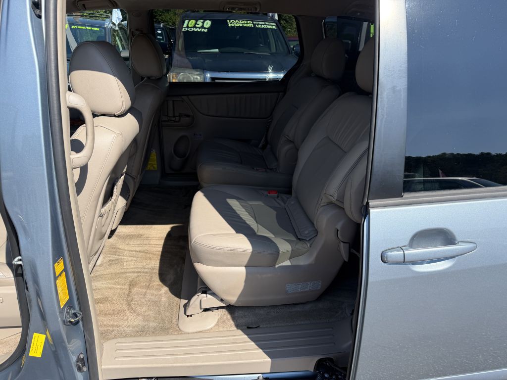 2010 Toyota Sienna Image 7