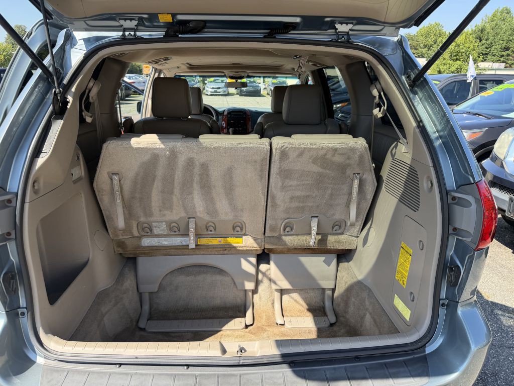2010 Toyota Sienna Image 8