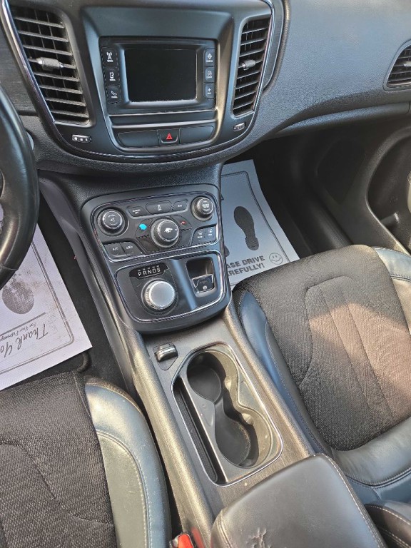 2016 Chrysler 200 Image 7