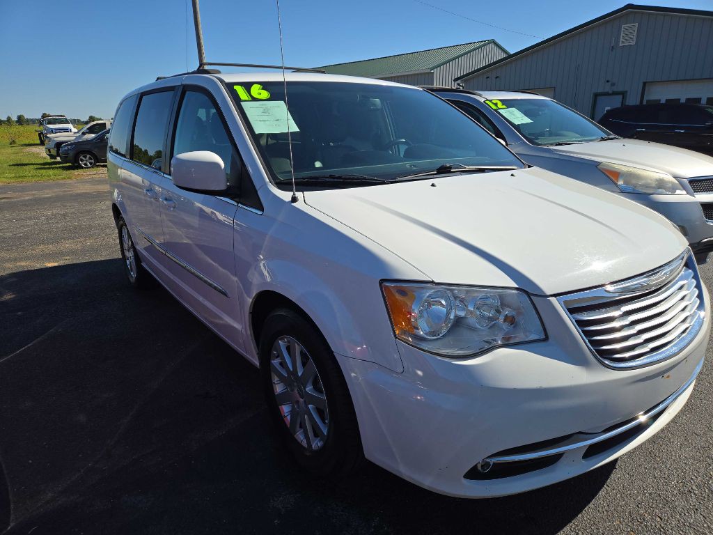 2016 Chrysler Town & Country Image 1
