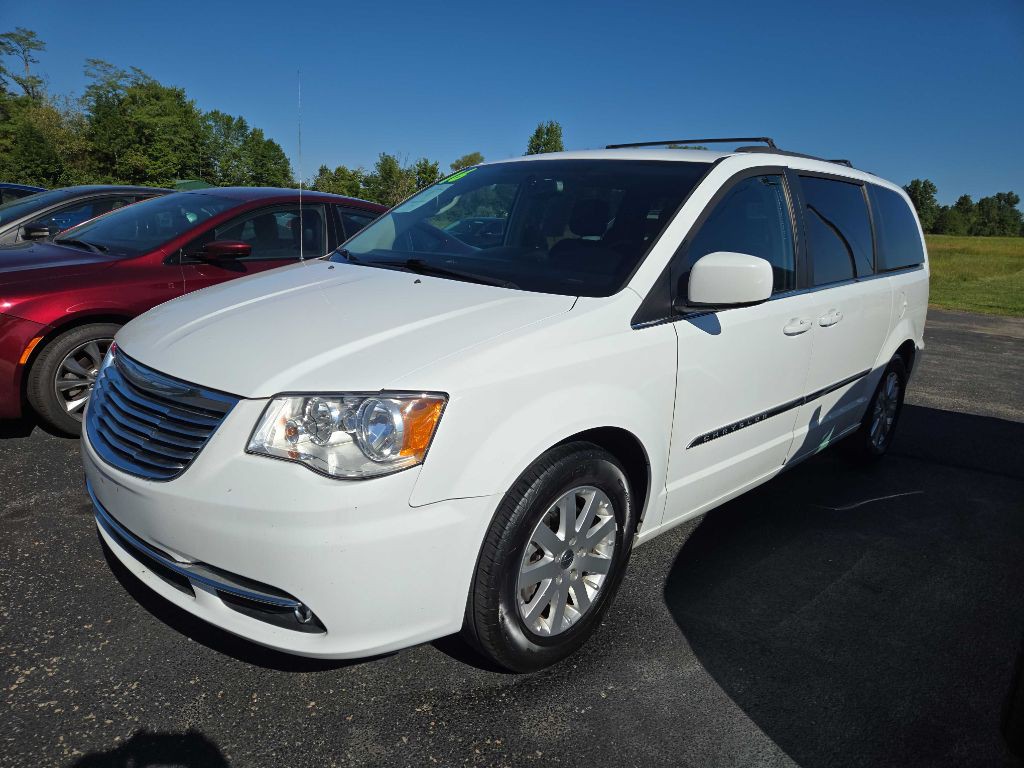 2016 Chrysler Town & Country Image 2