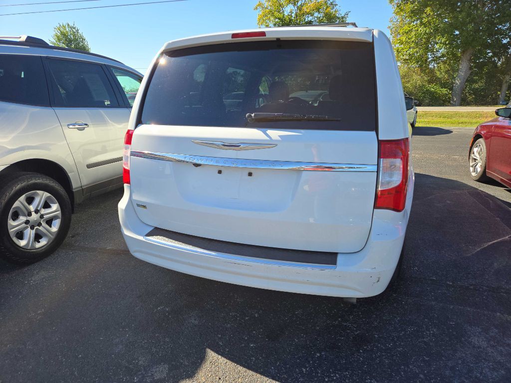 2016 Chrysler Town & Country Image 4