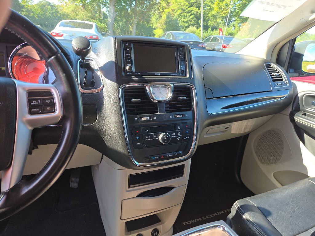 2016 Chrysler Town & Country Image 8