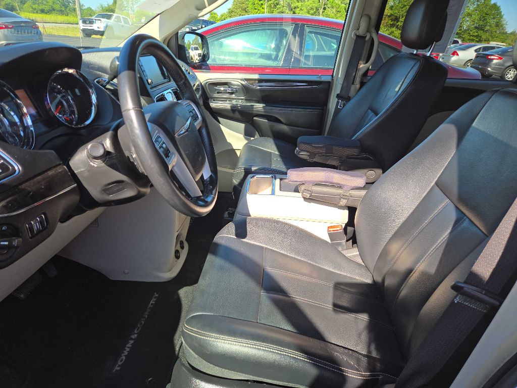 2016 Chrysler Town & Country Image 11