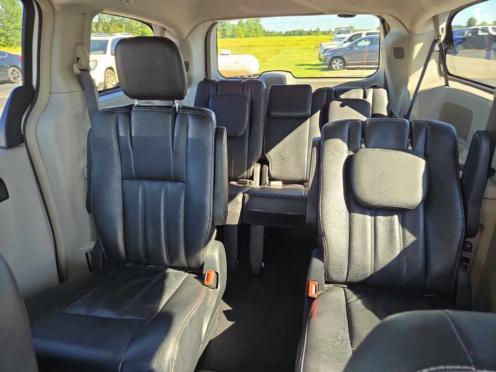 2016 Chrysler Town & Country Image 12