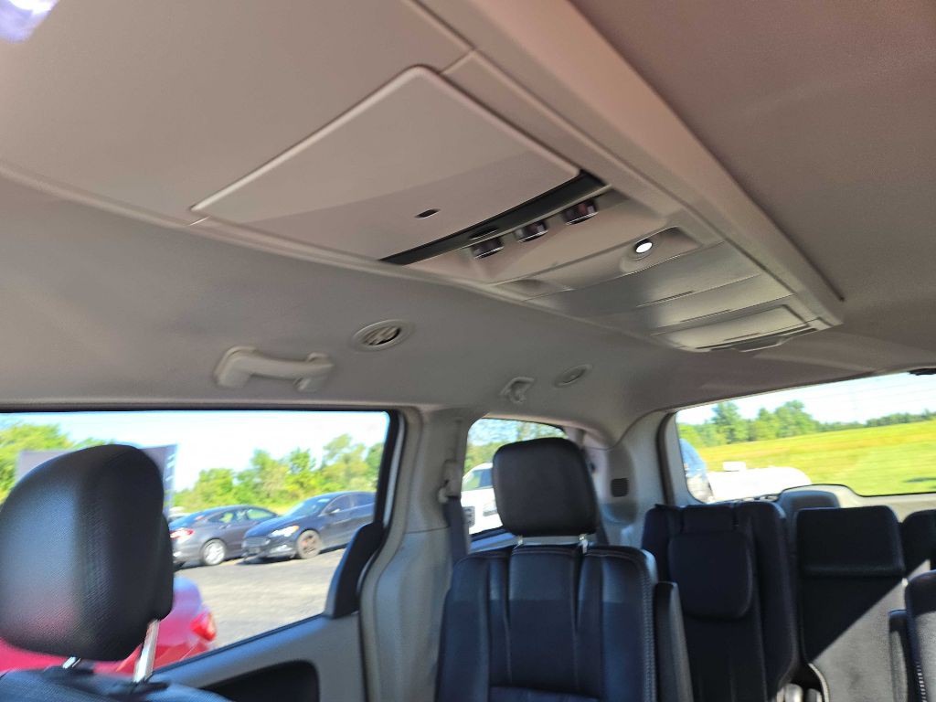 2016 Chrysler Town & Country Image 13