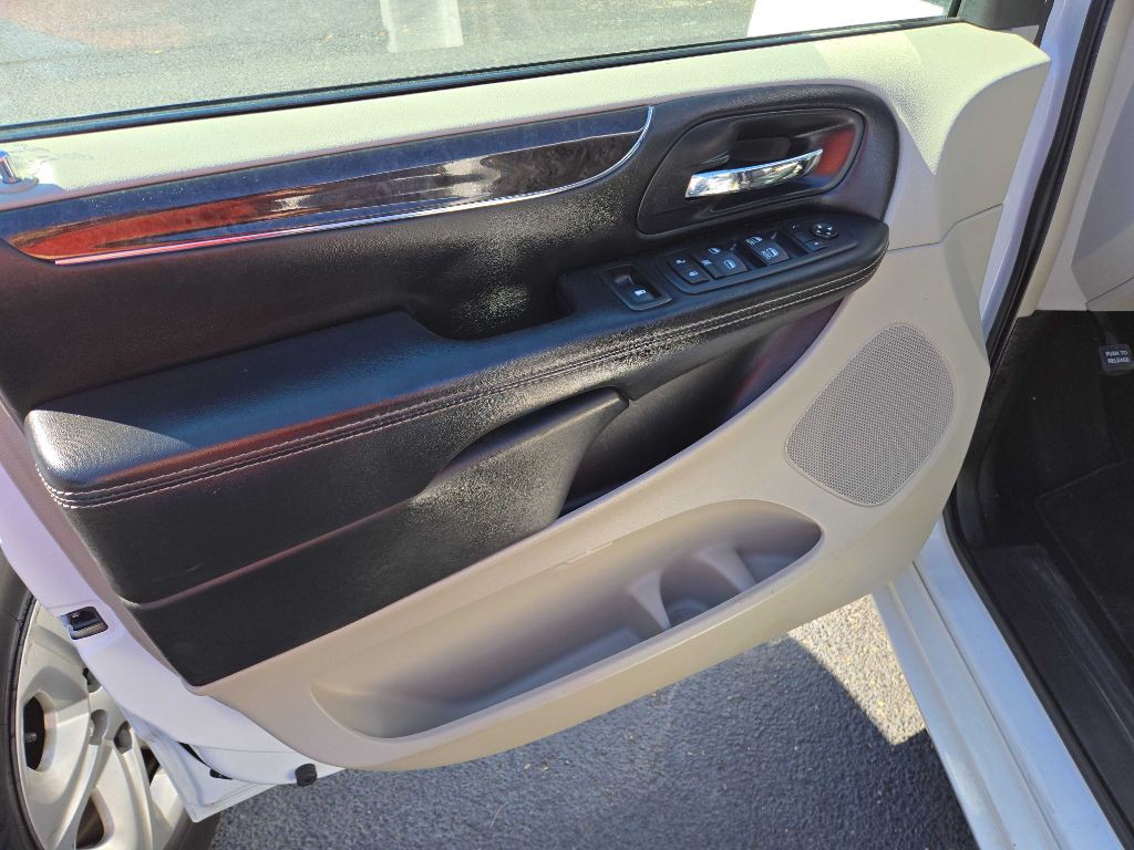 2016 Chrysler Town & Country Image 14