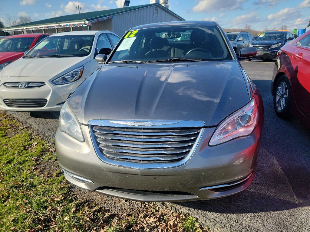 2012 Chrysler 200 Image 2