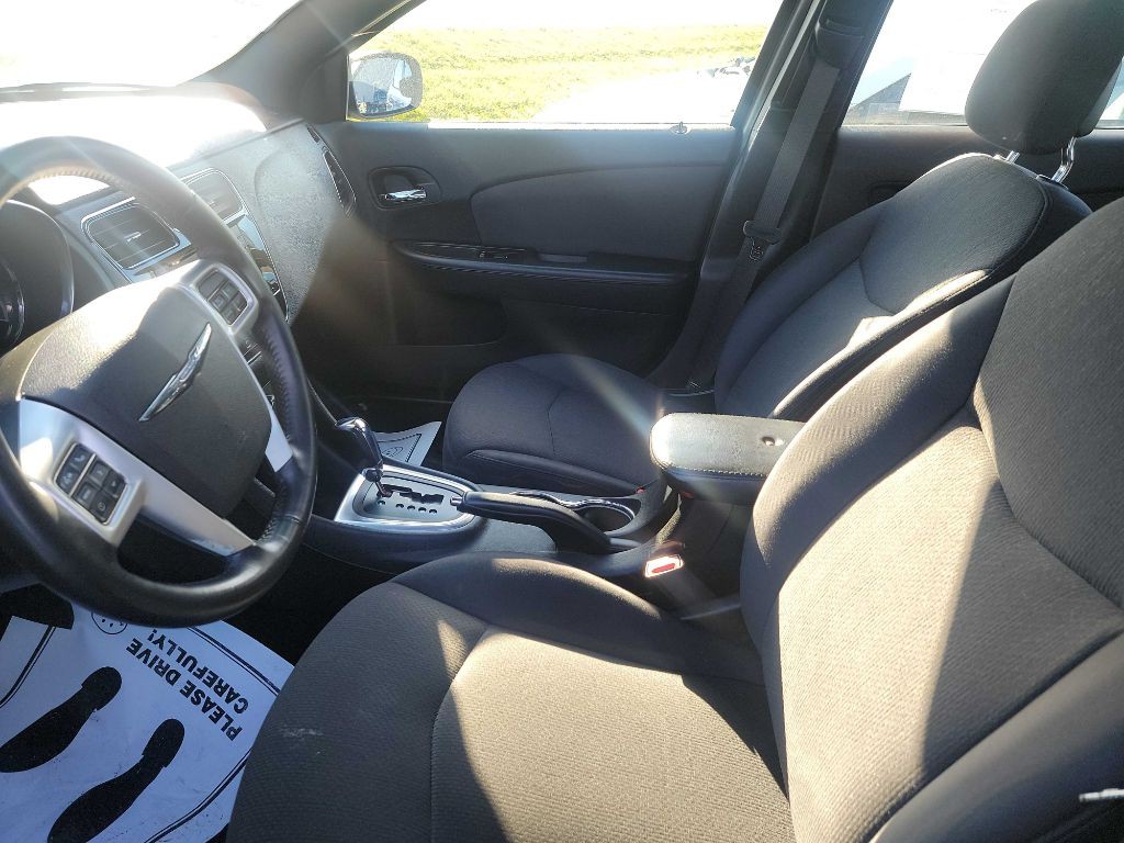 2012 Chrysler 200 Image 9