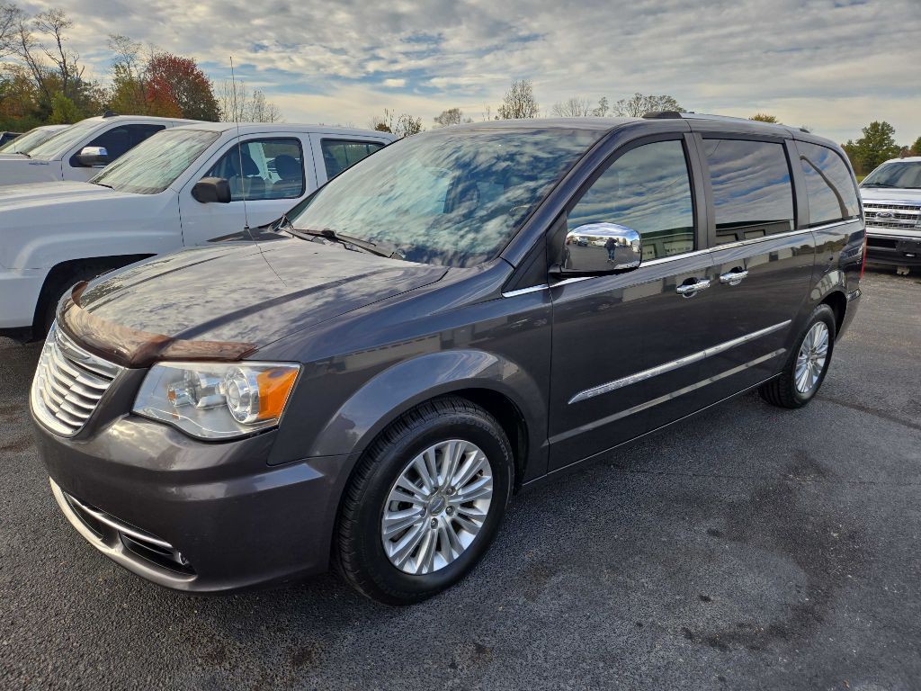 2015 Chrysler Town & Country Image 2