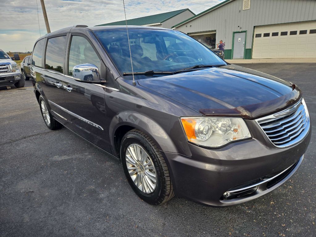 2015 Chrysler Town & Country Image 3