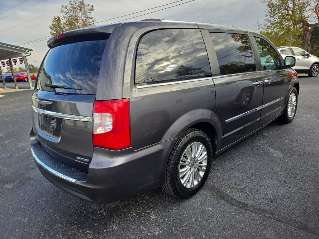 2015 Chrysler Town & Country Image 4