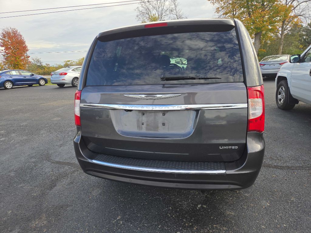 2015 Chrysler Town & Country Image 5