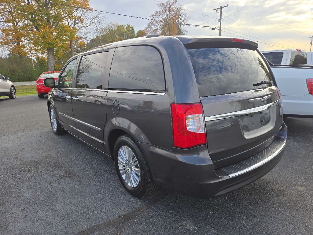 2015 Chrysler Town & Country Image 6