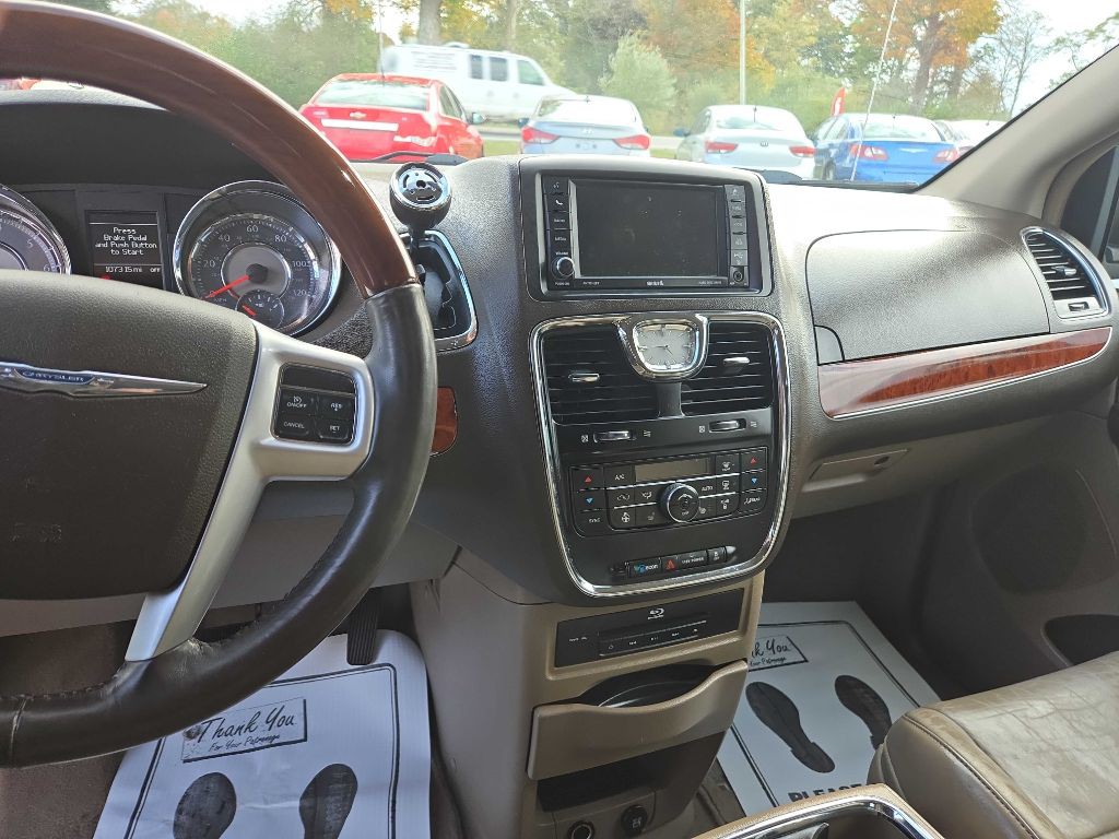 2015 Chrysler Town & Country Image 8