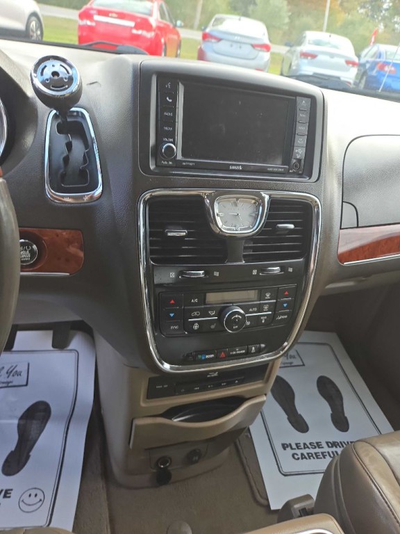 2015 Chrysler Town & Country Image 10