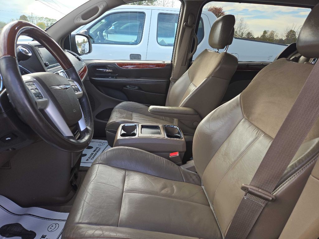 2015 Chrysler Town & Country Image 11