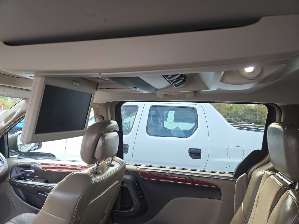 2015 Chrysler Town & Country Image 15