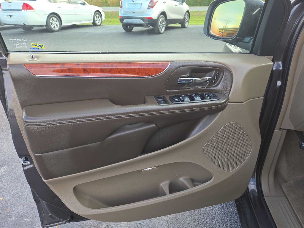 2015 Chrysler Town & Country Image 16