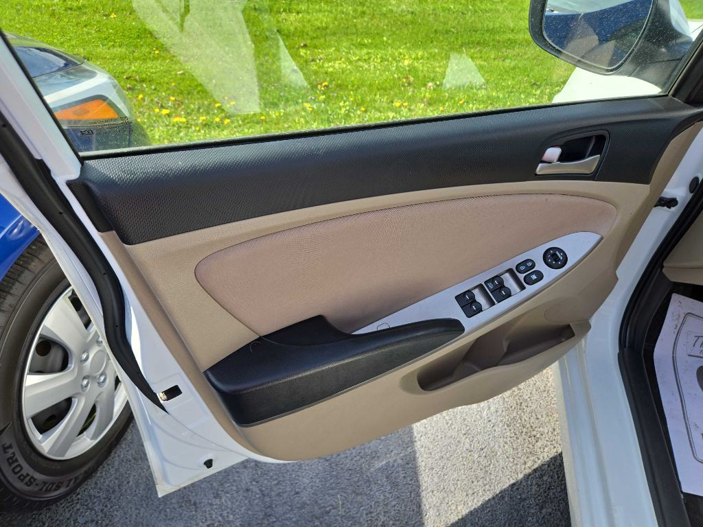 2017 Hyundai Accent Image 10